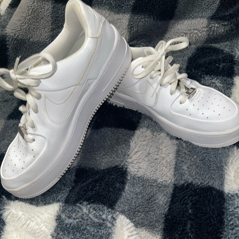 nike air force one sage low triple white